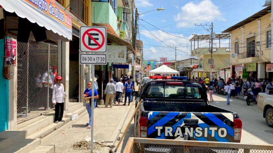 Calle 12 de Diciembre con se&ntilde;alizaci&oacute;n vertical en cant&oacute;n Santa Luc&iacute;a
